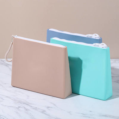 Sac cosmétique en silicone doux et durable couleur personnalisée pour le maquillage en déplacement