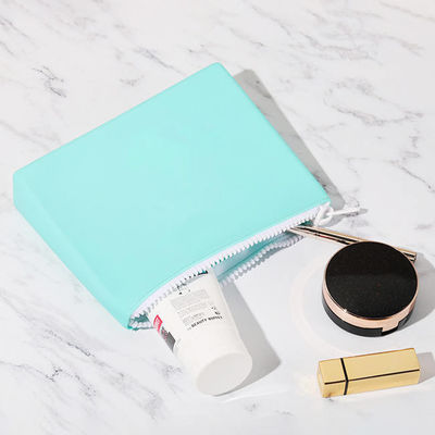 Sac cosmétique en silicone doux et durable couleur personnalisée pour le maquillage en déplacement