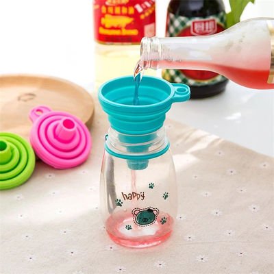 Un entonnoir pliant en silicone, un ajout parfait à votre cuisine pour la distribution des ustensiles.