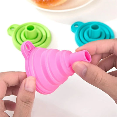 Un entonnoir pliant en silicone, un ajout parfait à votre cuisine pour la distribution des ustensiles.