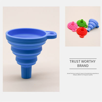 Un entonnoir pliant en silicone, un ajout parfait à votre cuisine pour la distribution des ustensiles.