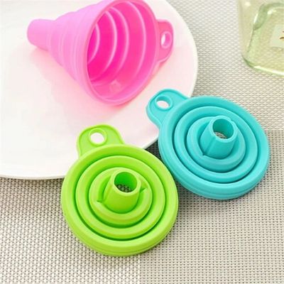 Un entonnoir pliant en silicone, un ajout parfait à votre cuisine pour la distribution des ustensiles.