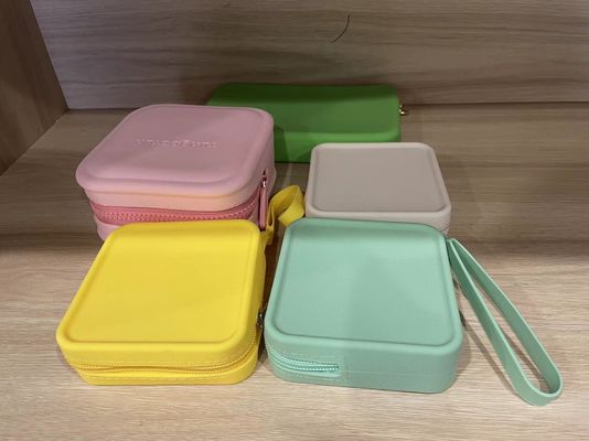 Boîte de rangement de bijoux personnalisée 100% sac de maquillage en silicone de qualité alimentaire pour sacs de filles