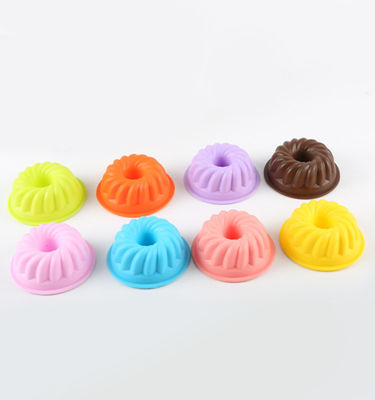 Des moules de pâtisserie en silicone non collant idéaux pour la cuisson et stockés sous diverses formes